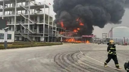 石家庄一化工厂起火并伴随多次爆炸